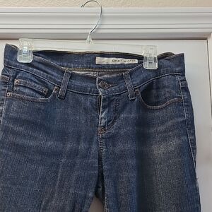 DKNY Avenue B size 6R Straight.